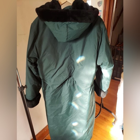 Dark green with black accent. Size small. Great condition. No tears, rips, holes - Picture 3 of 4